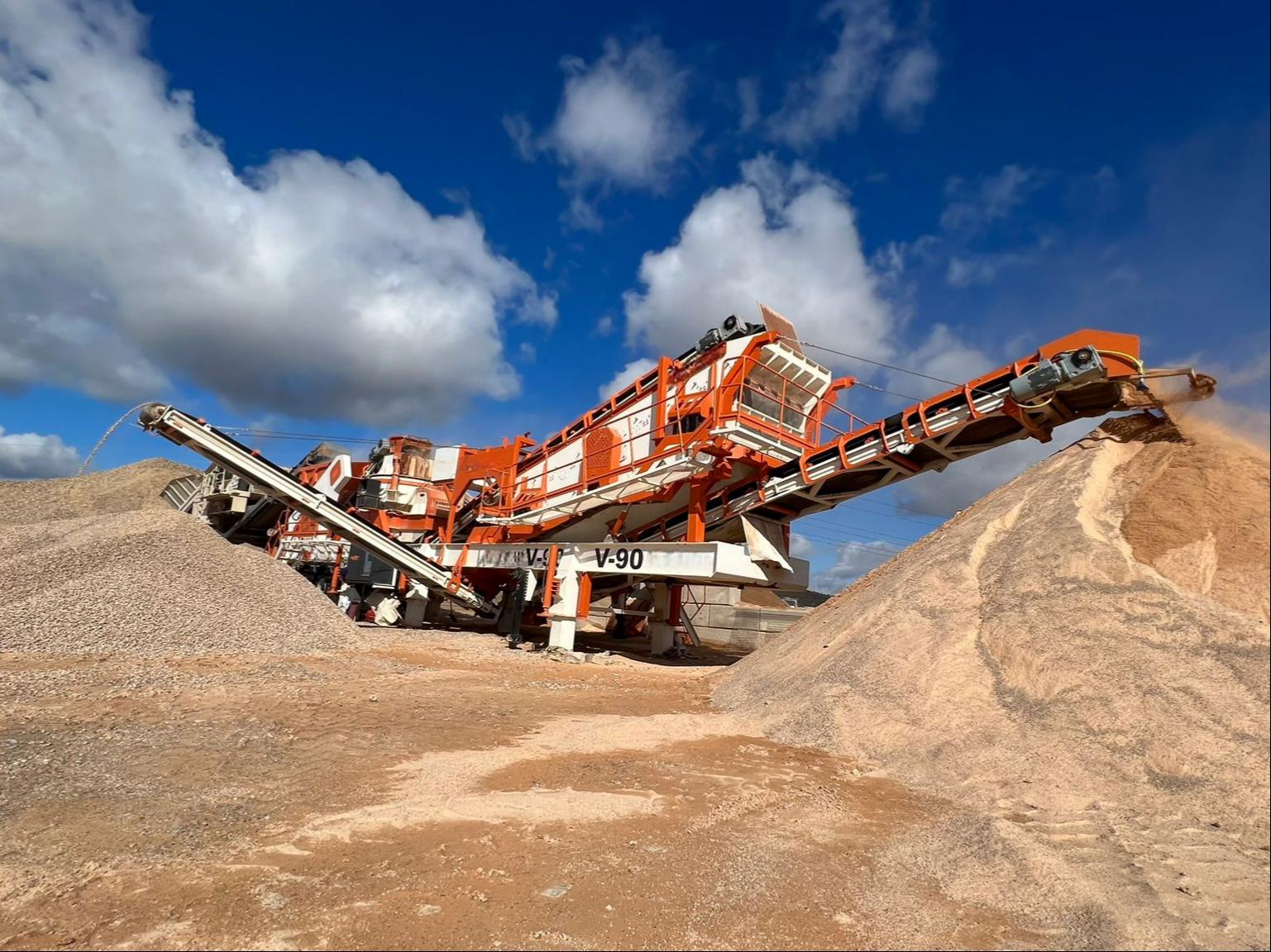 Mobile sand making plant