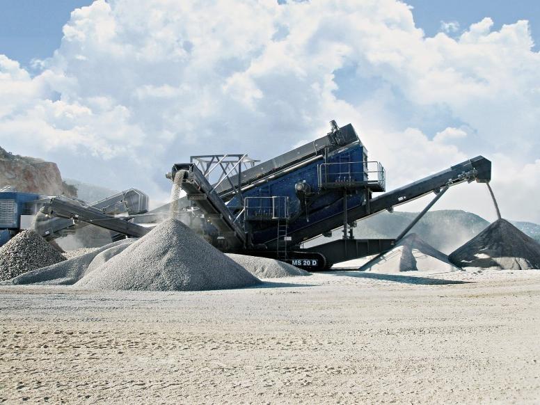 Mobile screening plant