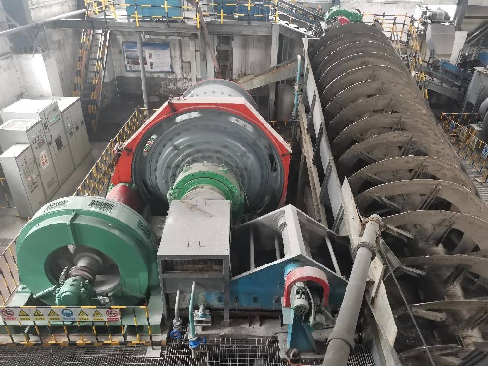 What stages are involved in a complete mineral processing workflow?